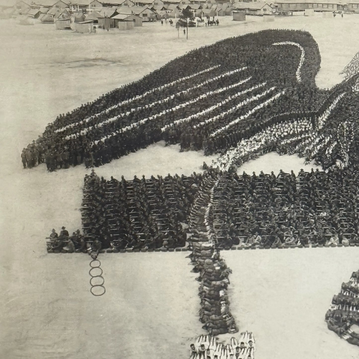 WWI "Machine Gun Insignia" original photograph with 22,500 officers and men alongside 600 machine guns — 1918