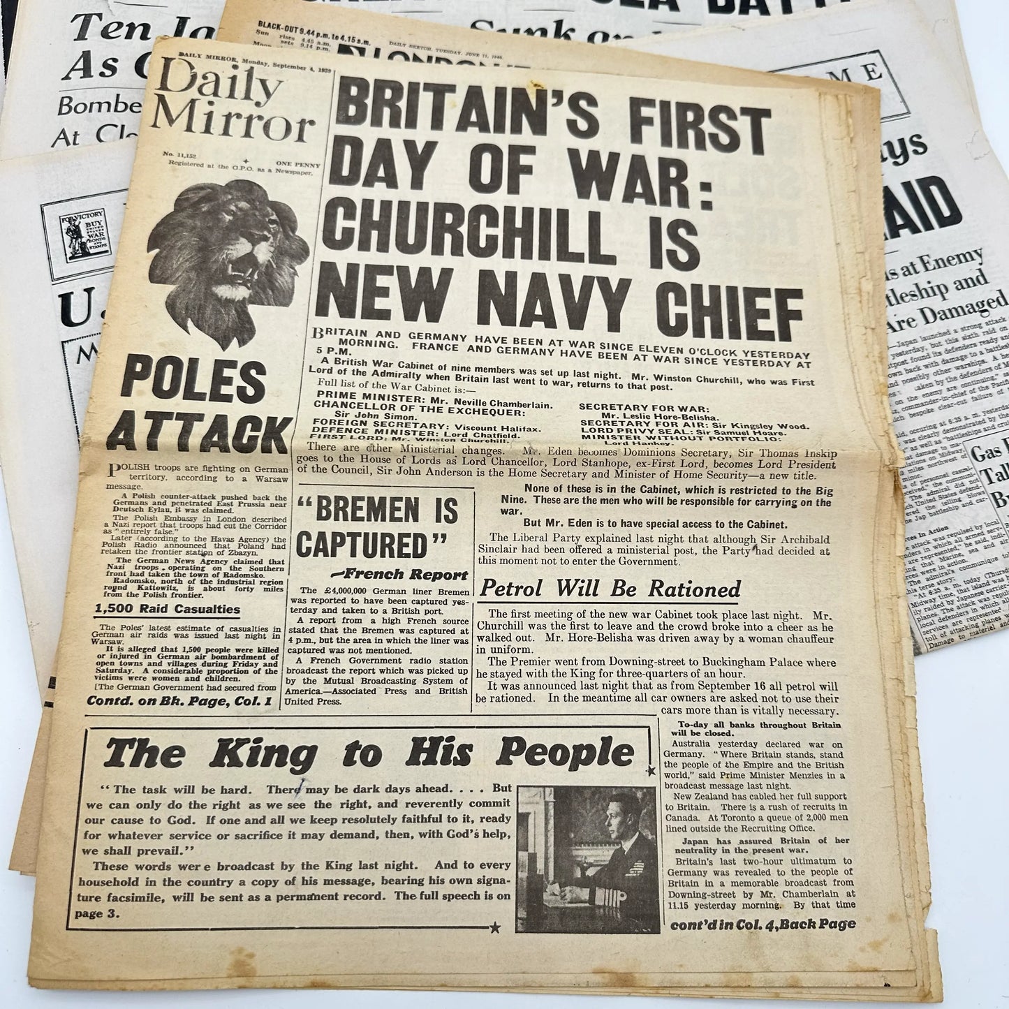 15 World War II Newspapers from the US and UK in an archival box — 1939 - 1945