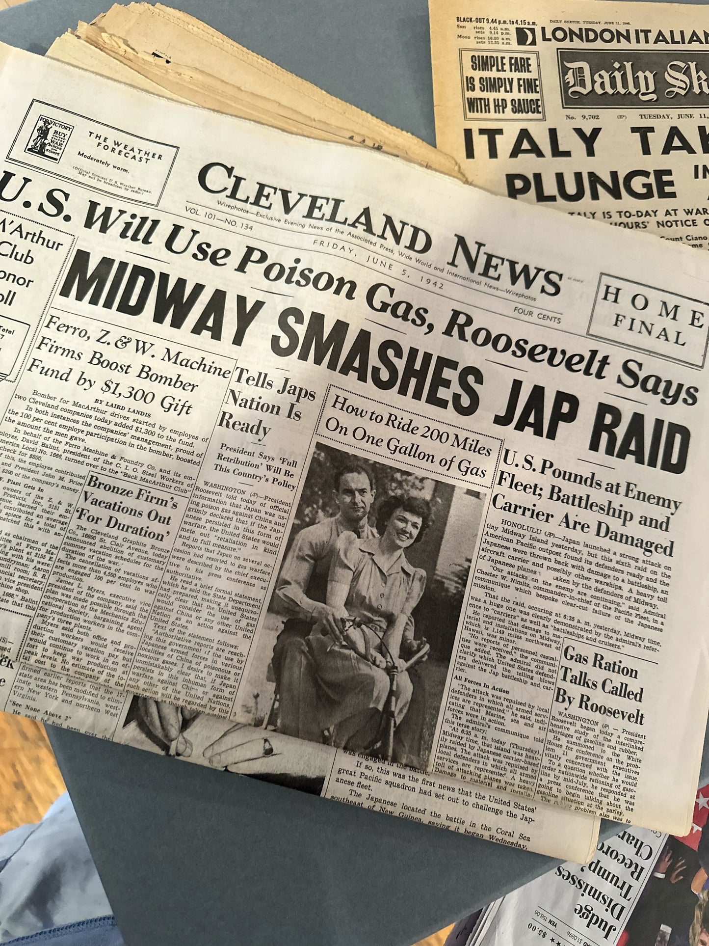 15 World War II Newspapers from the US and UK in an archival box — 1939 - 1945