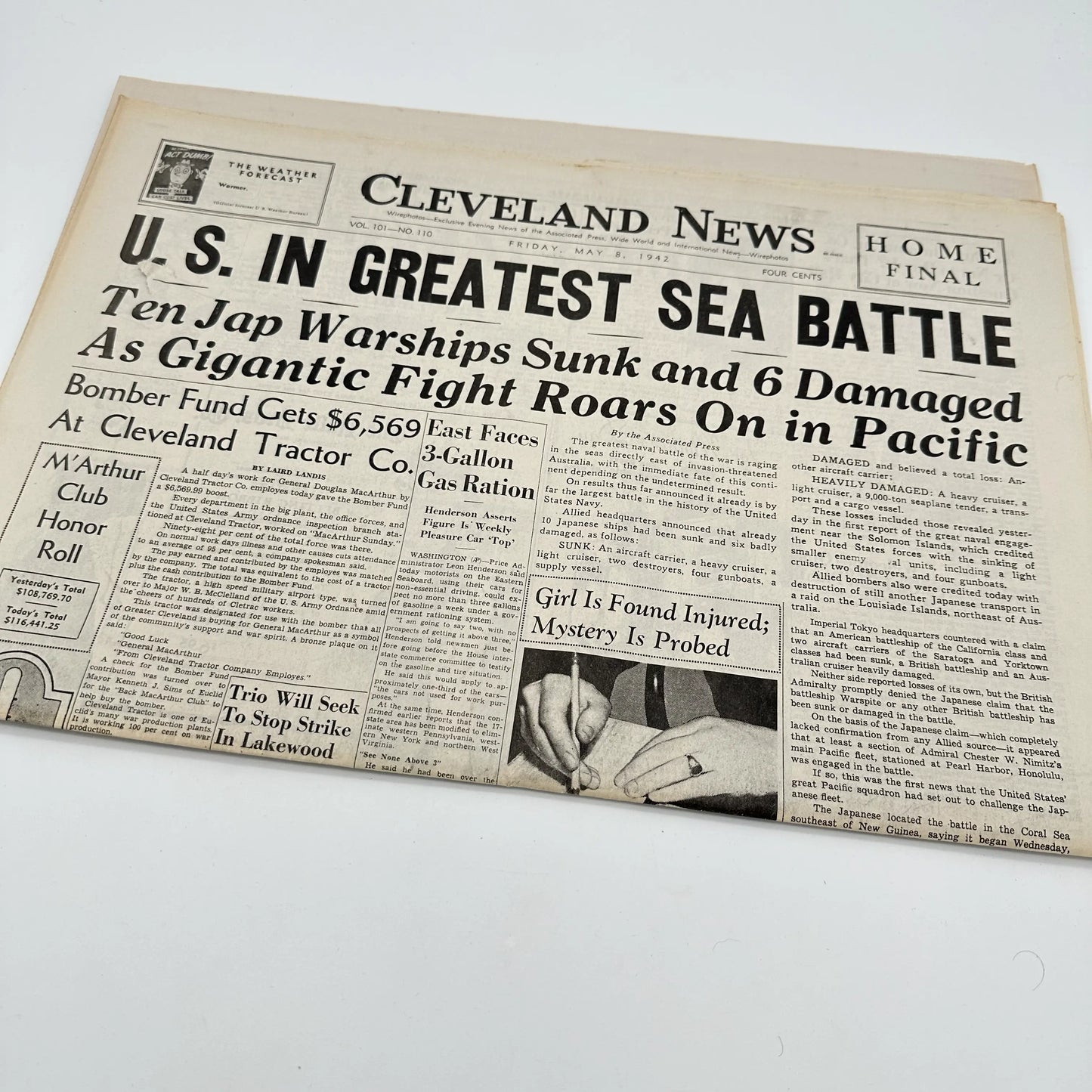 15 World War II Newspapers from the US and UK in an archival box — 1939 - 1945