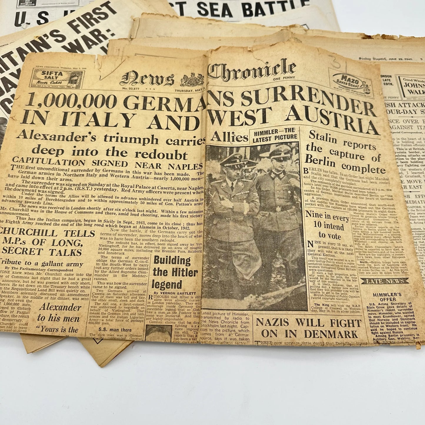 15 World War II Newspapers from the US and UK in an archival box — 1939 - 1945