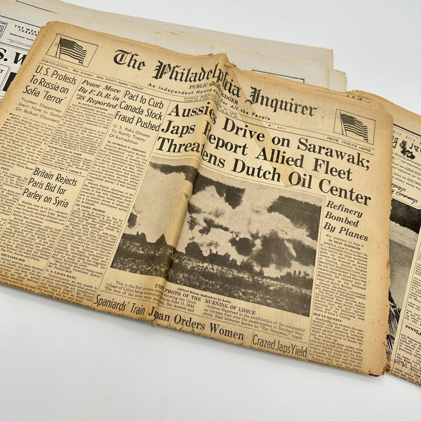 15 World War II Newspapers from the US and UK in an archival box — 1939 - 1945