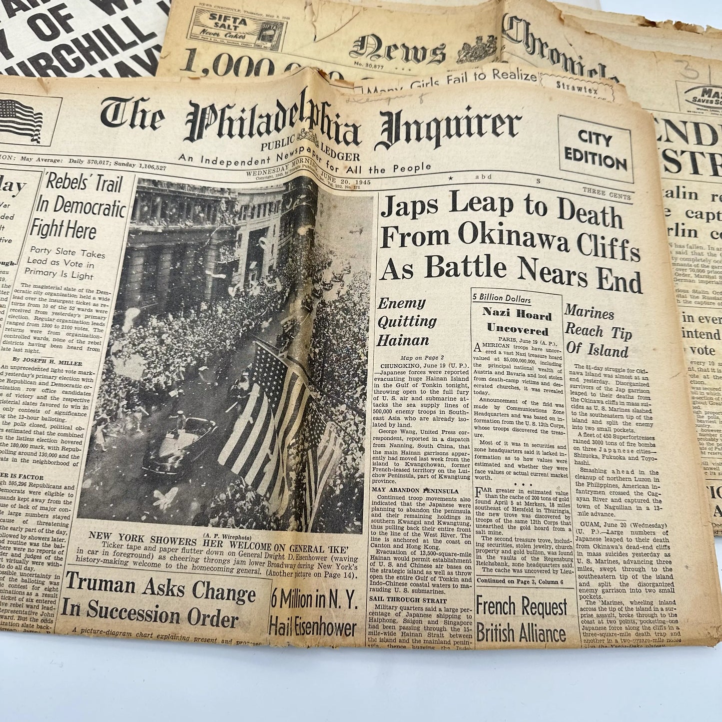15 World War II Newspapers from the US and UK in an archival box — 1939 - 1945