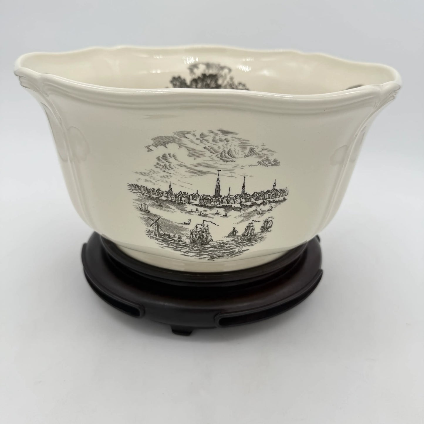Wedgwood Queensware "Philadelphia" bowl on removable wood stand