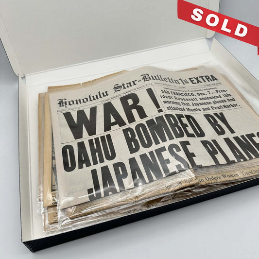 15 World War II Newspapers from the US and UK in an archival box — 1939 - 1945