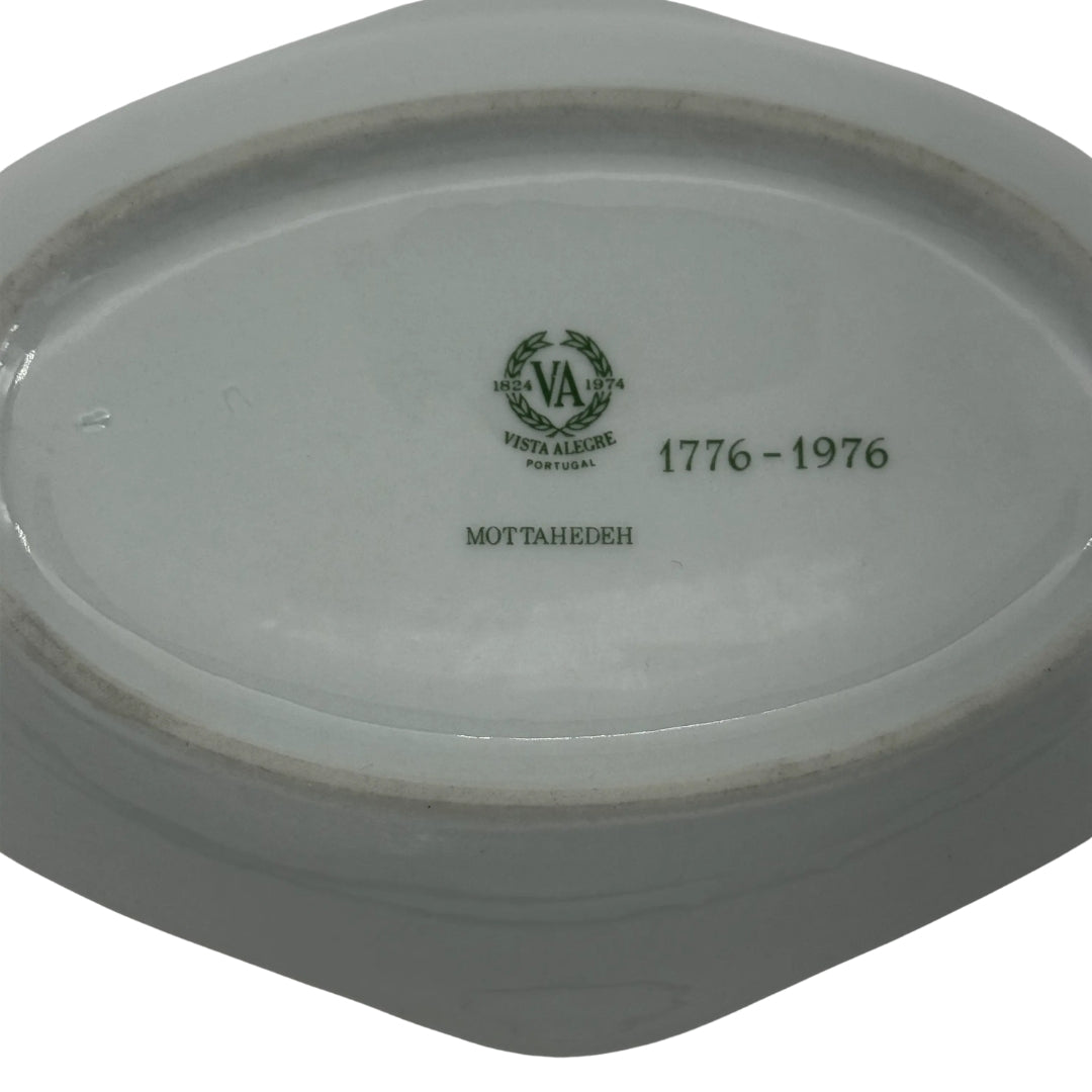 Small dish with eagle with shield and banner