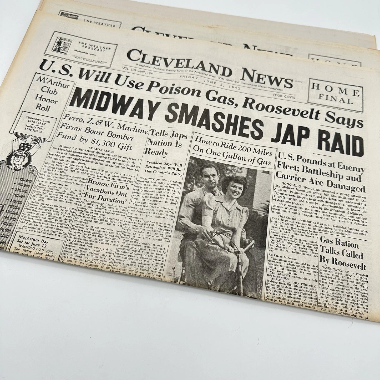 15 World War II Newspapers from the US and UK in an archival box — 1939 - 1945