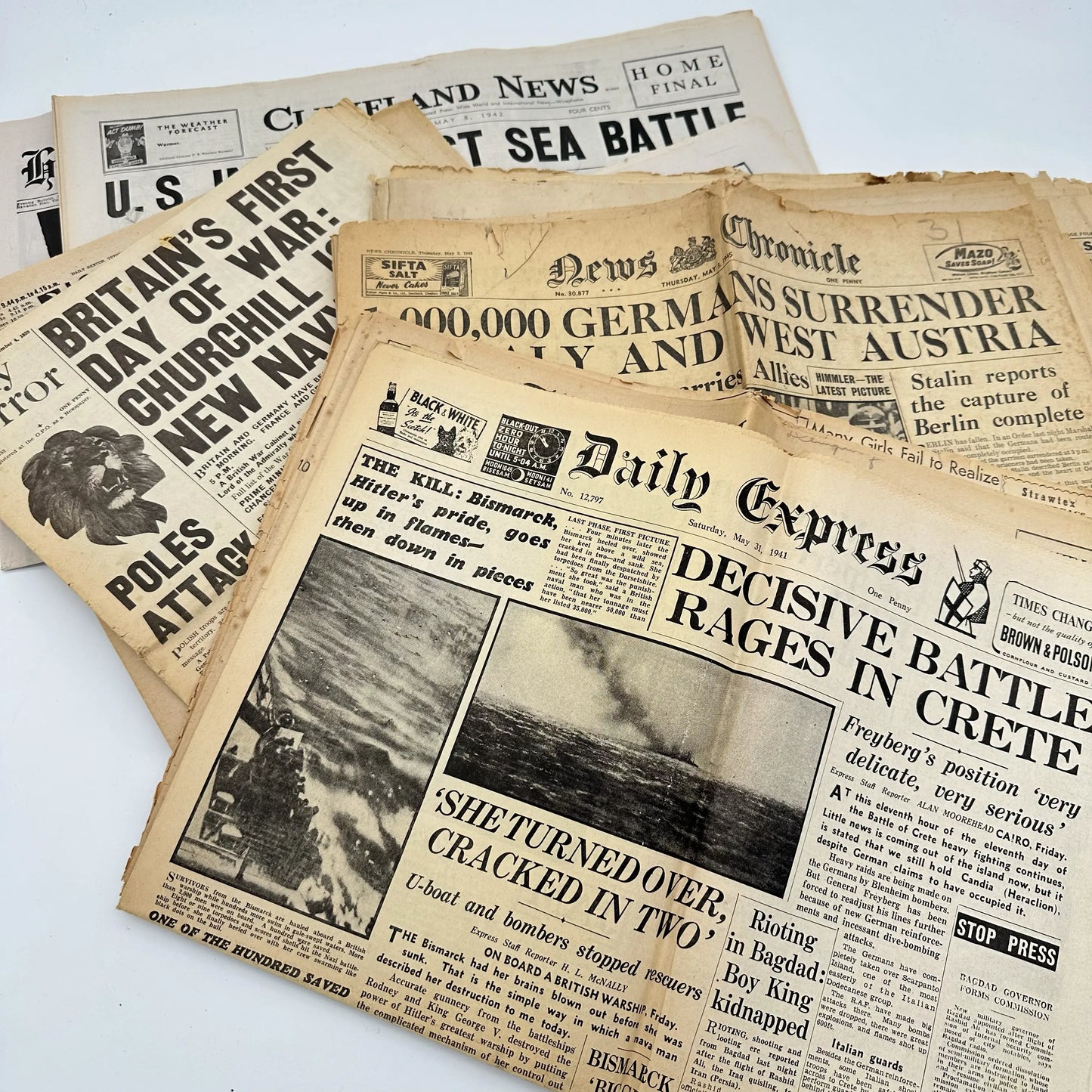 15 World War II Newspapers from the US and UK in an archival box — 1939 - 1945