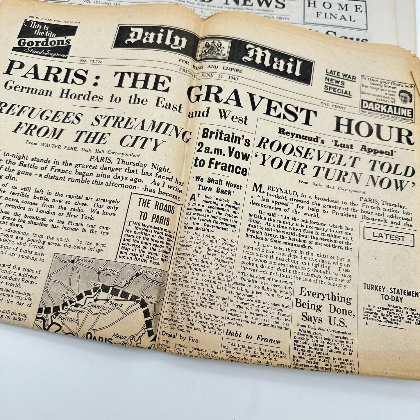 15 World War II Newspapers from the US and UK in an archival box — 1939 - 1945