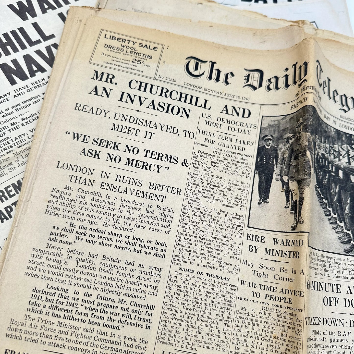 15 World War II Newspapers from the US and UK in an archival box — 1939 - 1945