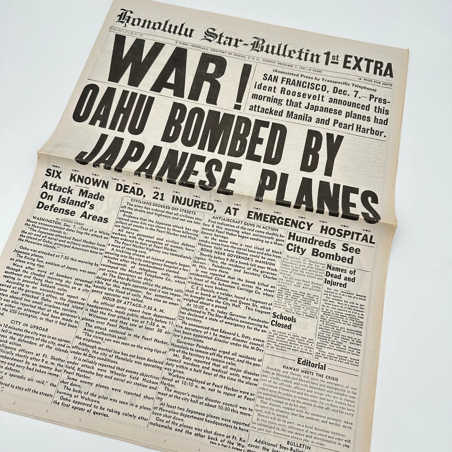 15 World War II Newspapers from the US and UK in an archival box — 1939 - 1945