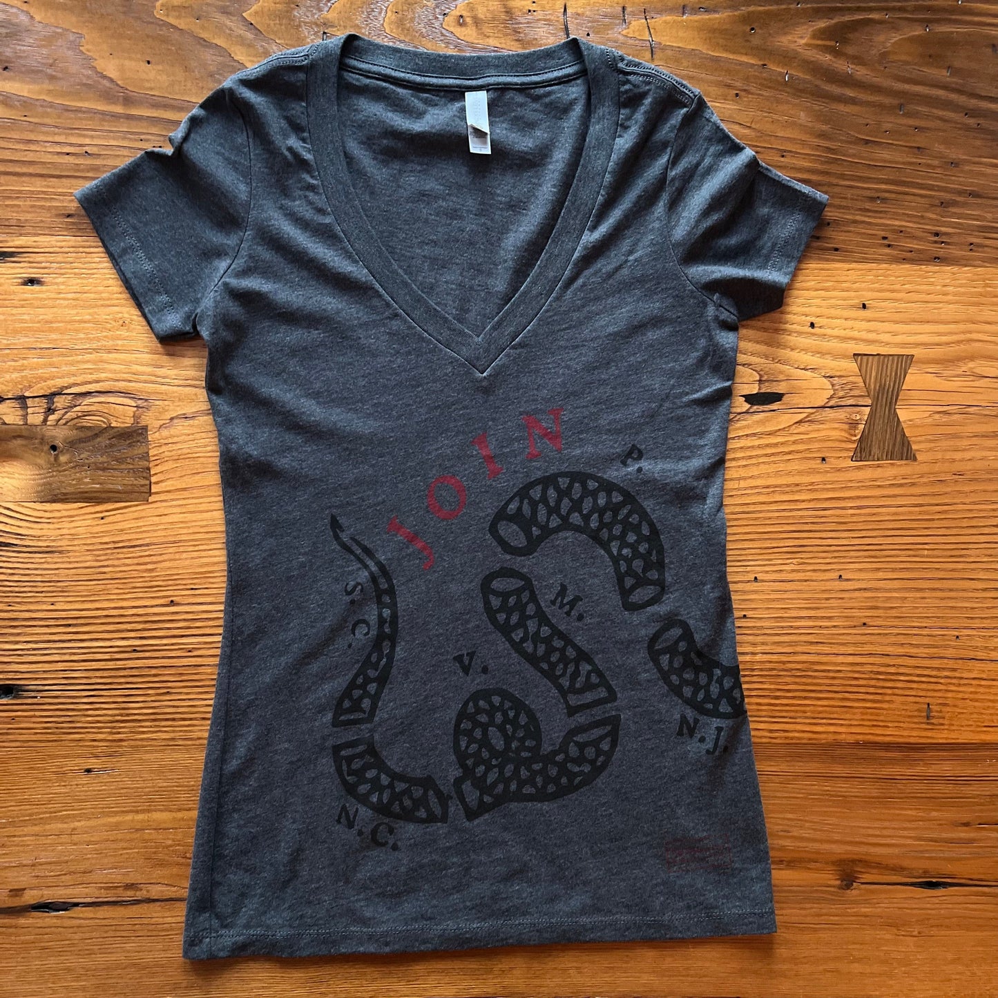 "Join or Die" V-neck shirt - Charcoal grey from the history list store